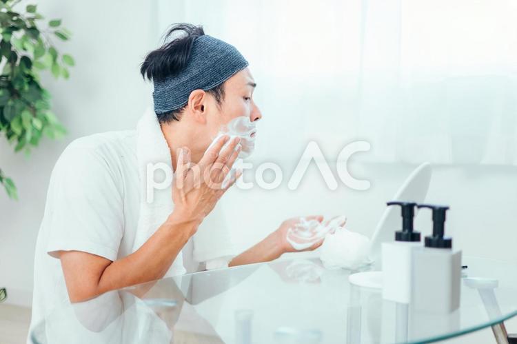 シェービングクリームを塗る男性 シェービングクリーム,シェービング剤,髭剃りの写真素材