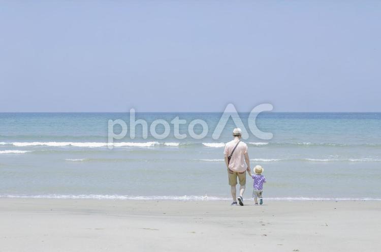 海をバックにした親子の後ろ姿 後ろ姿,海,親子の写真素材