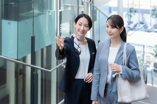 オフィス案内するコンシェルジュ 受付,コンシェルジュ,ビジネスの写真素材