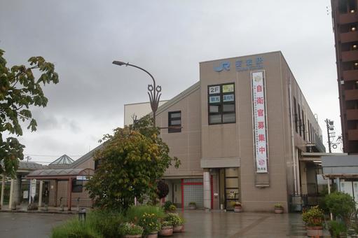 JR城端線、砺波駅、駅舎 JR城端線、砺波駅、駅舎 jr,jr西日本,城端線の写真素材