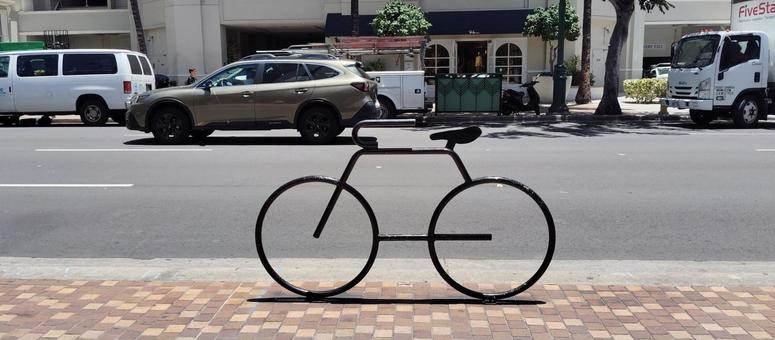 ハワイの街にある自転車のオブジェ ハワイの街にある自転車のオブジェの写真
