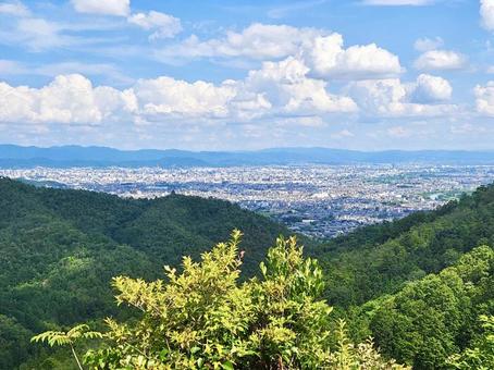 山から街を見下ろす風景 山から街を見下ろす風景の写真