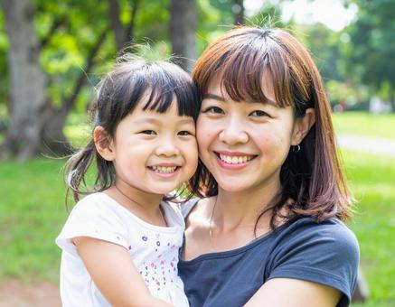 子どもと母親の写真