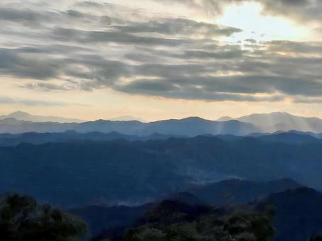 顔振峠から見る夕暮れ 顔振峠から見る夕暮れ 顔振峠,夕暮れ,夕日の写真素材