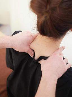 Japanese woman receiving shoulder massage, whole house, stiff shoulder, massage, JPG