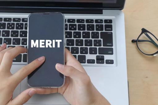 スマホを持つ男性の手 MERITイメージ スマホを持つ男性の手 MERITイメージ メリット,merit,良い点の写真素材