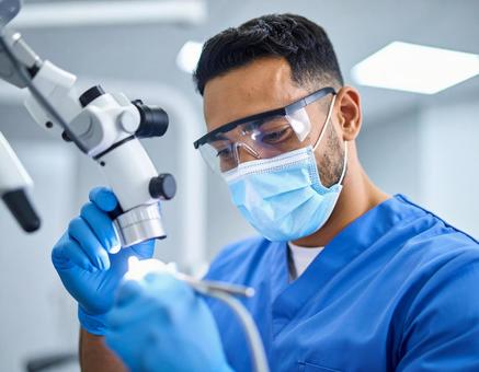 最新機械で治療をする歯科医の写真