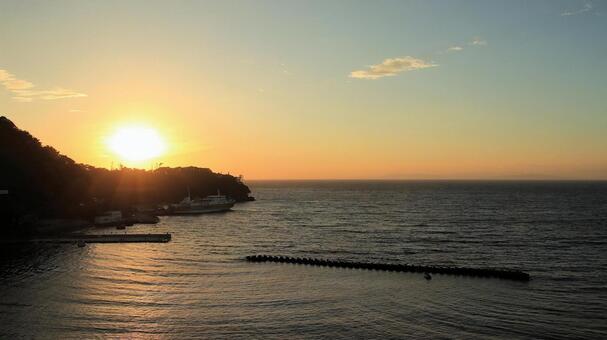 日没前　晩秋の土肥港 夕日,海,晩秋の写真素材