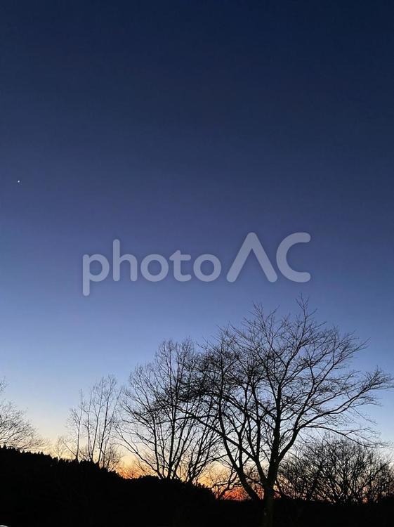 冬の山奥　日が沈む前の景色 山,冬,夕日の写真素材