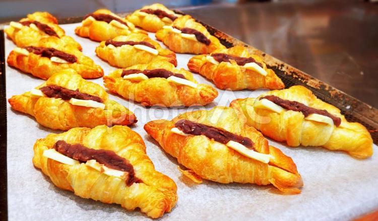 焼きたての餡バタークロワッサン クロワッサン,パン,焼きたての写真素材