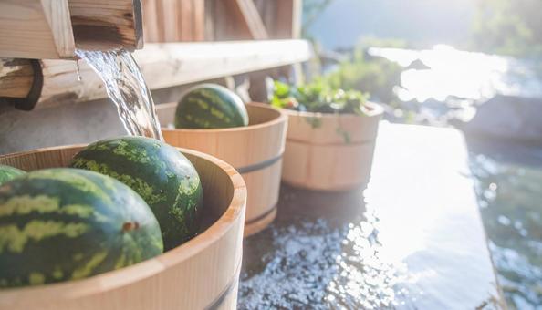 山に流れる水で夏野菜を冷やす 山に流れる水で夏野菜を冷やすの写真