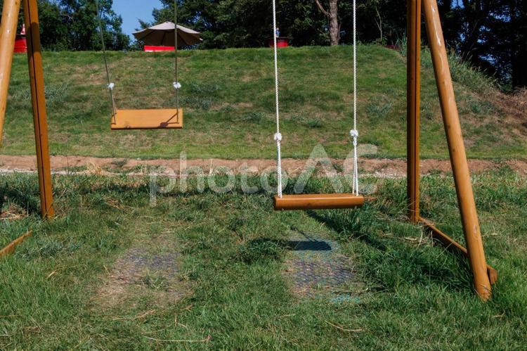 丘の上にある公園の無人のブランコ スイング,行楽地,公園の写真素材