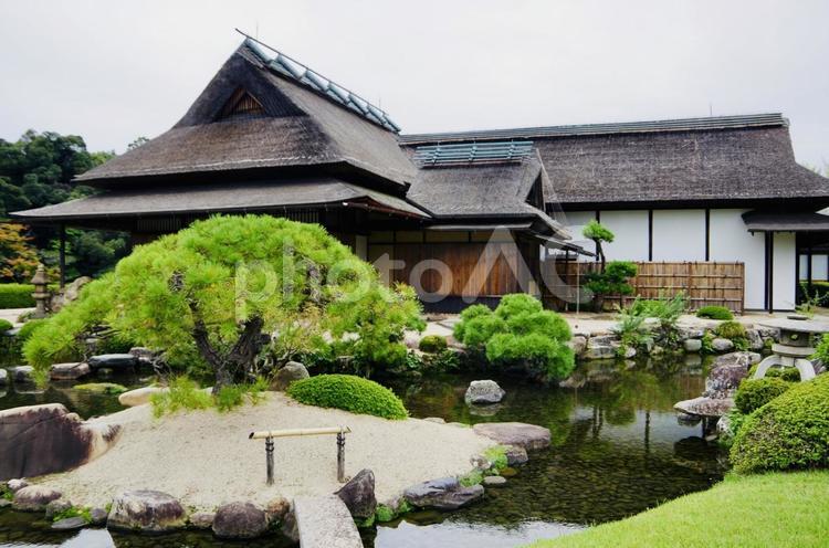 茅葺屋根と池が彩る日本庭園 日本庭園,和風庭園,伝統建築の写真素材