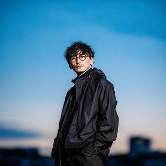 コートを着た男性のポートレートの写真