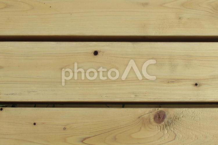 公園に設置された新しい木製ベンチの座面 木,木製,木造の写真素材