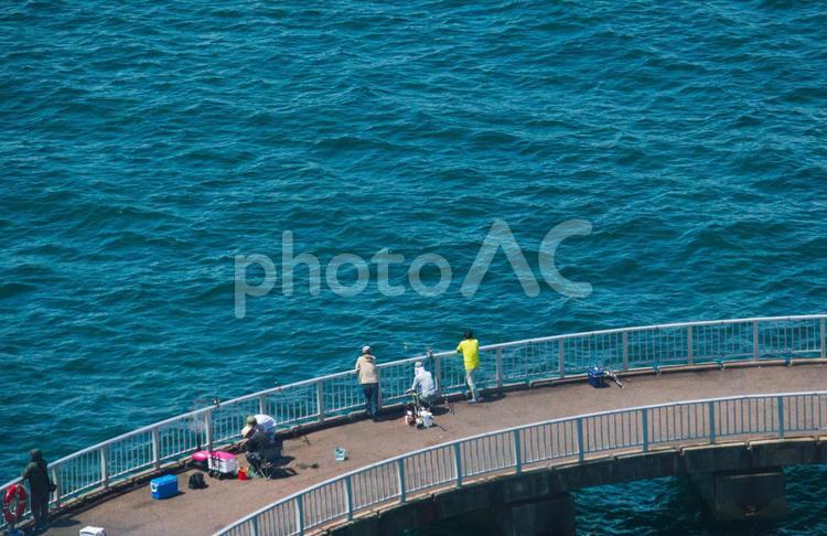 夏のつりスポットの釣り人 釣り,釣り人,釣りスポットの写真素材
