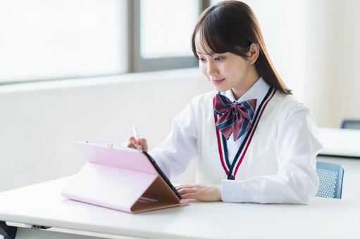 タブレットで学習する女子高校生 タブレットで学習する女子高校生 高校生,笑顔,学生の写真素材