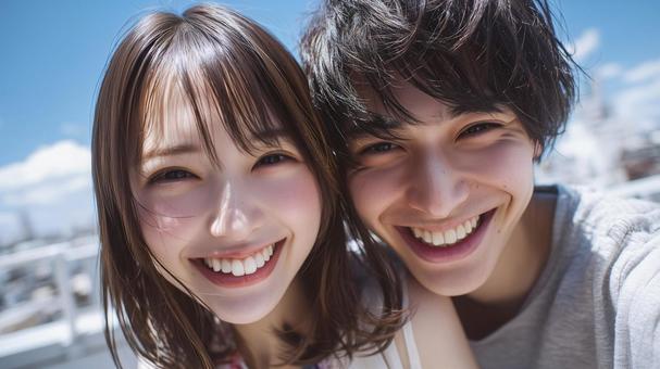 笑顔の仲良しカップルの夏 笑顔の仲良しカップルの夏の写真