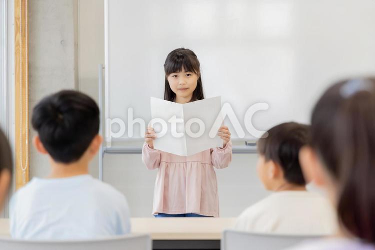 発表をする小学生 小学生,女性,男性の写真素材