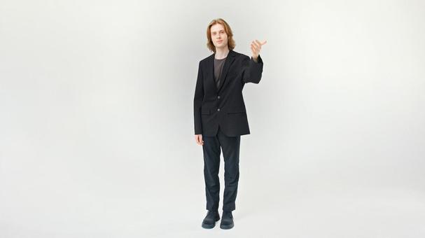 カメラ目線で左手でポーズする男性 カメラ目線で左手でポーズする男性 男性,微笑む,ポーズの写真素材