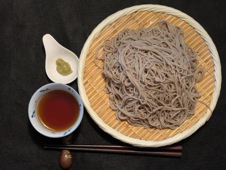 小暑過ぎに自宅で茹でた干しそば 小暑過ぎに自宅で茹でた干しそば 蕎麦,ざる蕎麦,丸盆ザルの写真素材