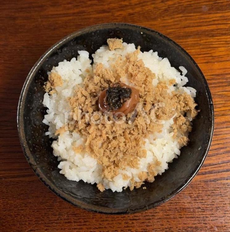 ご飯にさばフレークとかつお梅の茶碗飯 茶碗飯,朝ご飯,ご飯の写真素材