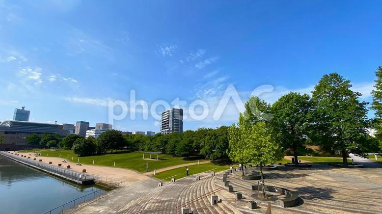 新緑の環水公園（富山） 環水公園,富山,運河の写真素材