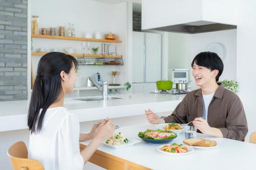 ダイニングで食事をする若い夫婦 ダイニングで食事をする若い夫婦 食事,夫婦,料理の写真素材