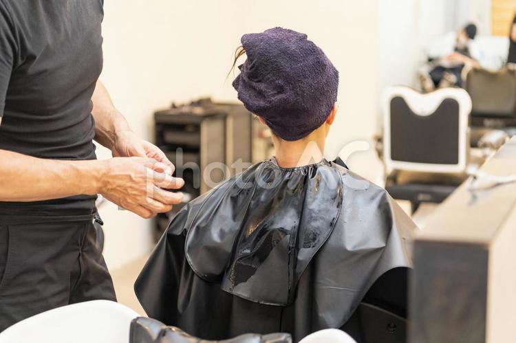 ヘアサロンでシャンプーをしてもらう若い女性 ヘアサロン,女性,美容室の写真素材