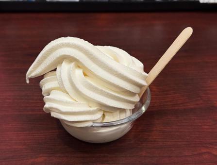 自分で盛ったソフトクリーム 自分で盛ったソフトクリーム バニラ味,セルフサービス,氷菓子の写真素材