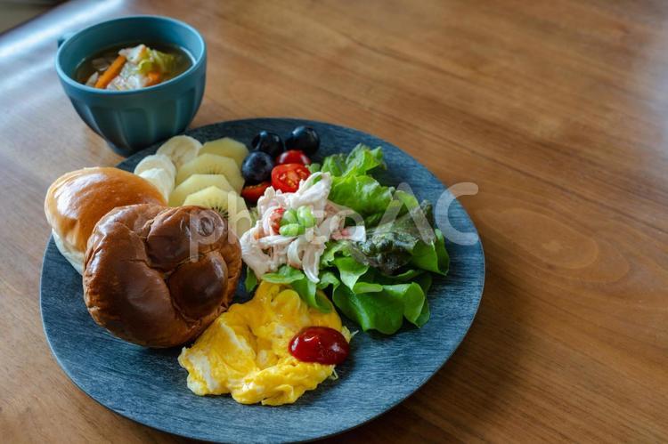 パンとフルーツの彩り洋風朝食プレート 朝食,洋食,パンの写真素材