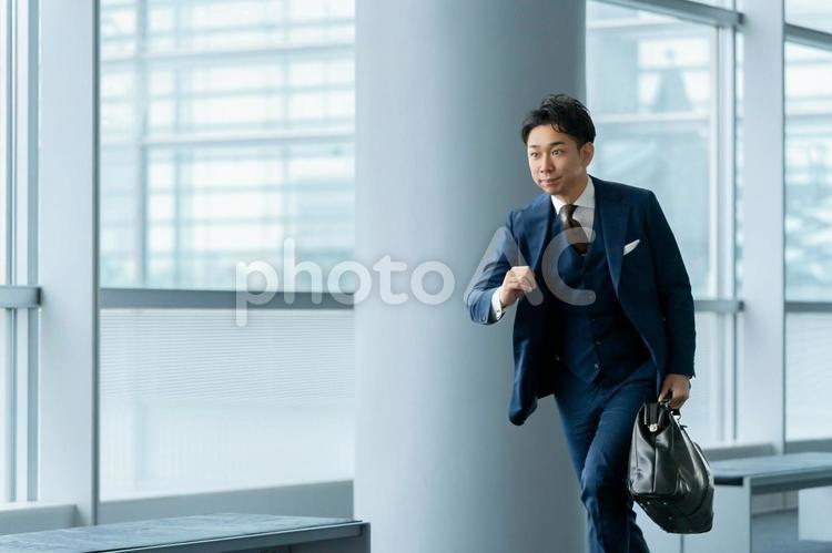 オフィスを走っているビジネスマン ビジネス,男性,ビジネスマンの写真素材