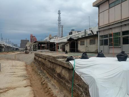 解体中のJR松山駅 jr松山駅,松山駅,解体現場の写真素材