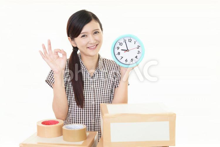 時計を持ってOKサイン　荷造りをする女性 女性,主婦,引越しの写真素材