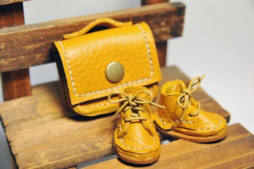 ミニチュアサイズのかわいい革の小物 ミニチュアサイズ,ハンドメイド,シューズの写真素材