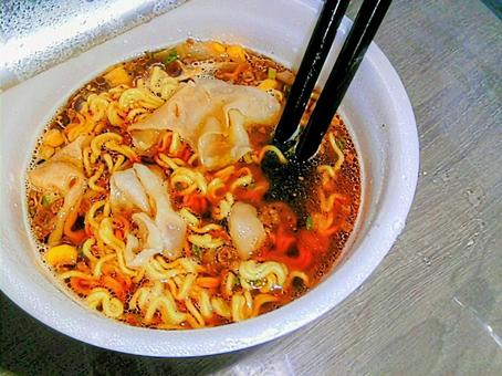 ワンタンカップラーメン 昼食 ワンタンカップラーメン 昼食の写真