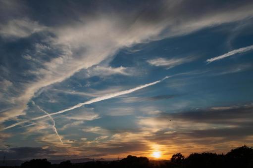 Clouds starting to turn red at dusk, JPG
