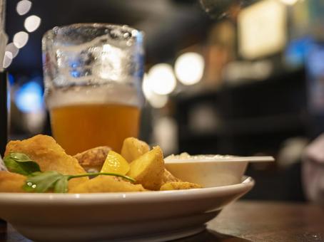 一杯の余韻とフィッシュ&チップス 一杯の余韻とフィッシュ&チップス ビール,フィッシュアンドチップス,パブの写真素材