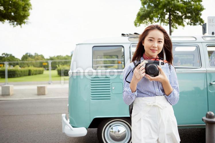 カメラを持つ海外旅行中の女性8 海外旅行,女性,日本人の写真素材