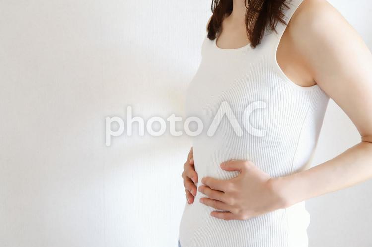 お腹を抑える女性　腹痛イメージ お腹,腹痛,生理痛の写真素材