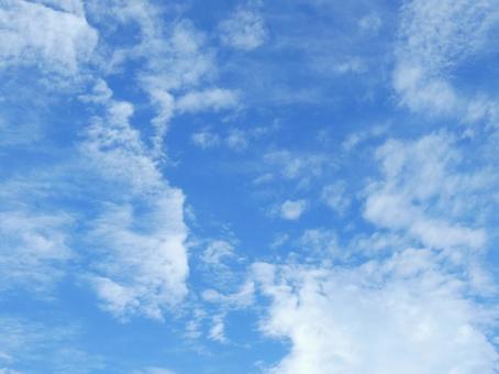 秋の空：10月中旬、さわやかな朝A 10月19日,青空,空の写真素材