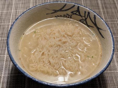 文化の日の朝に食べたインスタントラーメンの写真