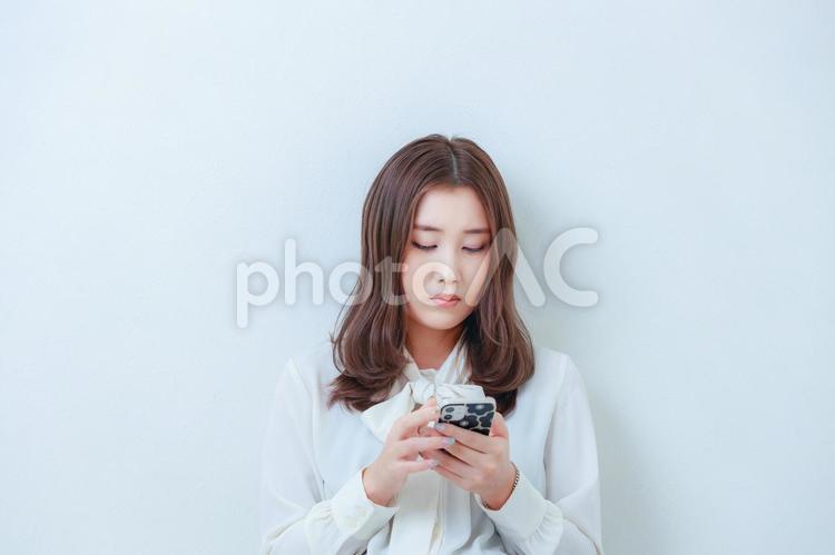 スマホを操作するビジネスウーマン 女性,スマホ,日本人の写真素材