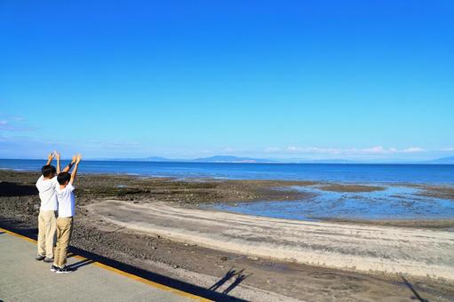 海辺の駅　男の子　影　二人 海,空,青空の写真素材