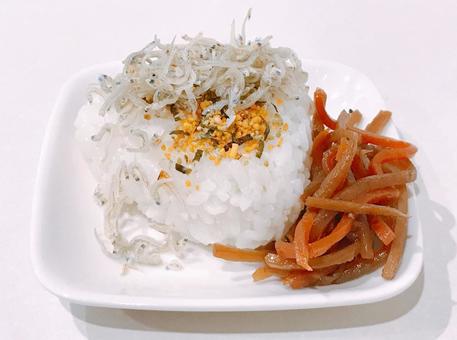 しらすおにぎり しらすおにぎり,おにぎり,おむすびの写真素材