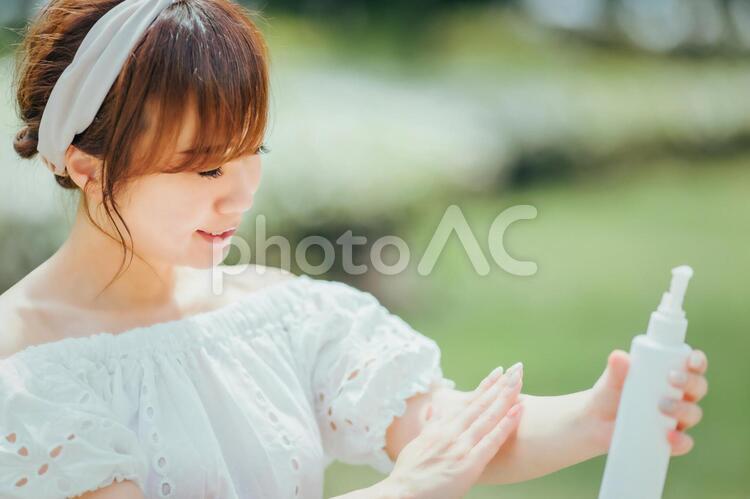 スキンケアする女性 虫除け,日焼け止め,紫外線対策の写真素材