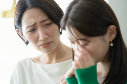 慰める女性 慰める女性 日本人,泣く,悩むの写真素材