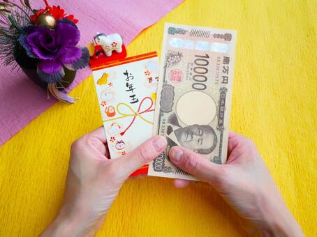 お年玉を持つ お年玉,お金,新年の写真素材