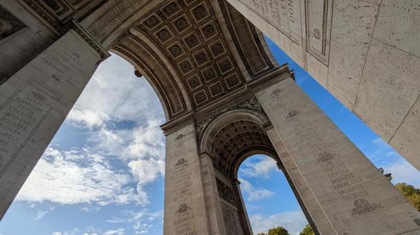 フランスにある凱旋門の下からの景色 フランスにある凱旋門の下からの景色 フランス,海外,凱旋門の写真素材
