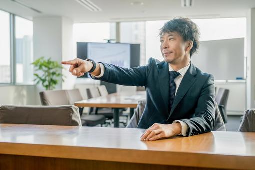 指差すビジネスマン 指差すビジネスマン ビジネスマン,男性,スーツの写真素材